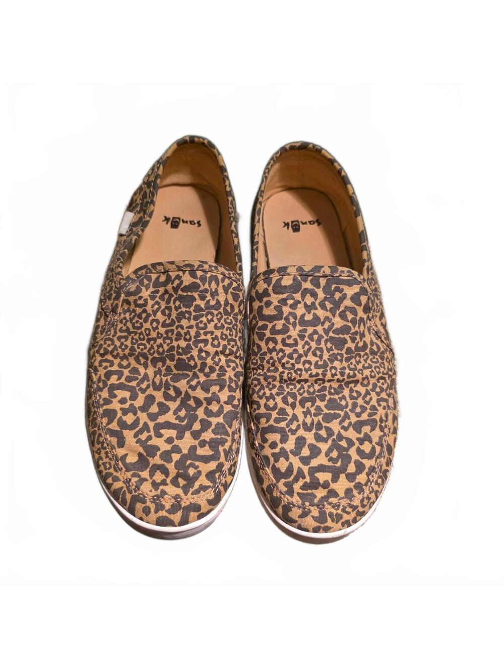 Wmn's 8.5 Leopard print slip-on sneakers